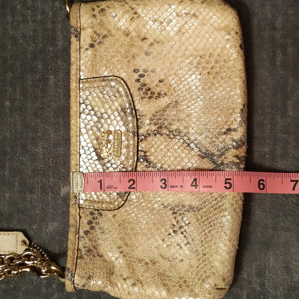 Coach shimmer snakeskin pattern wristlet/bag in cream & gray w/ gold hardware - Picture 12 of 14